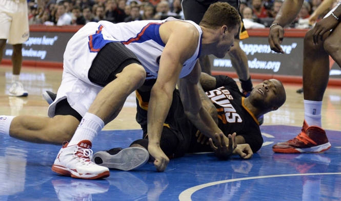 Video: Cầu thủ bóng rổ NBA trổ tài... đấu vật trên sân